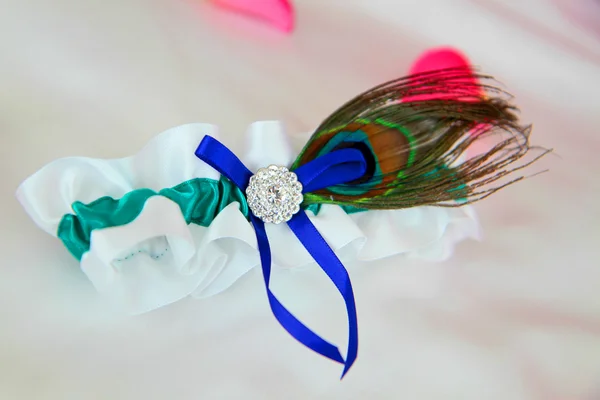 Garter with peacock feather and diamonds — Stock Photo, Image