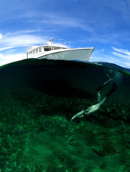 Vrouw snorkelen met boot op achtergrond — Stockfoto