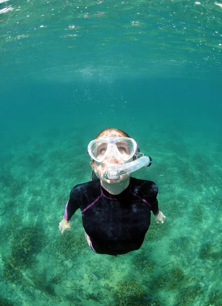 Mulher snorkeling subaquático no oceano — Fotografia de Stock