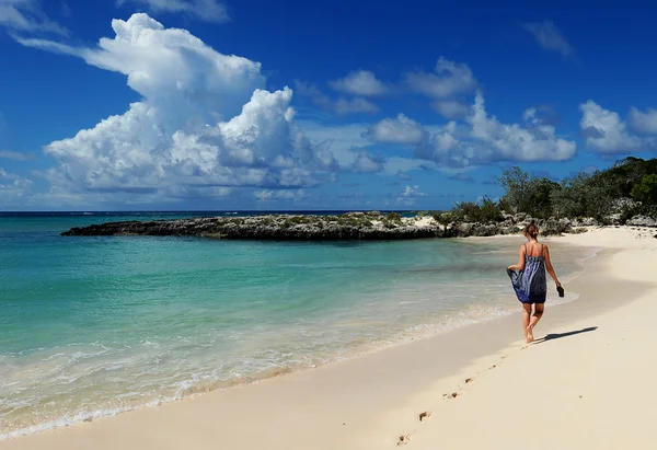 Mulher andando na praia isolada — Fotografia de Stock