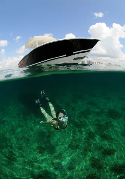 Mooie vrouw snorkelen onderwater — Stockfoto