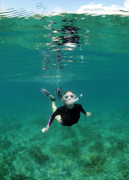 Jonge vrouw snorkelen — Stockfoto