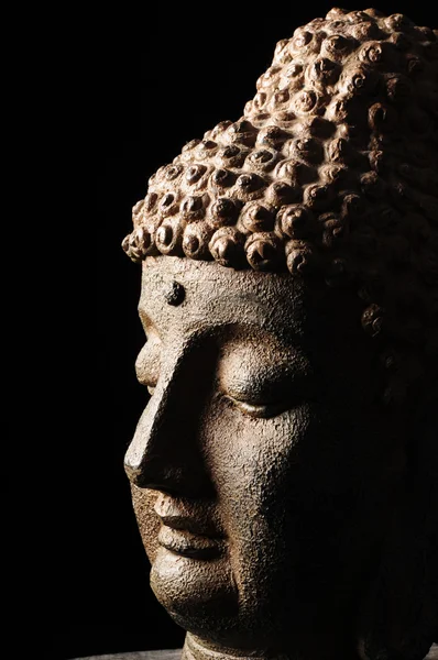 Bouddha tête isolée sur fond noir — Photo