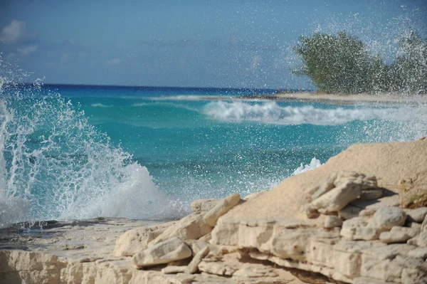 海浪冲击着岩石 — 图库照片