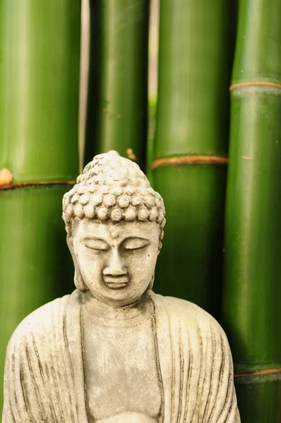 Estatua de Buda con bambú en el fondo — Foto de Stock