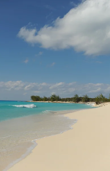 Тропический пляж с голубой водой и белым песком — стоковое фото
