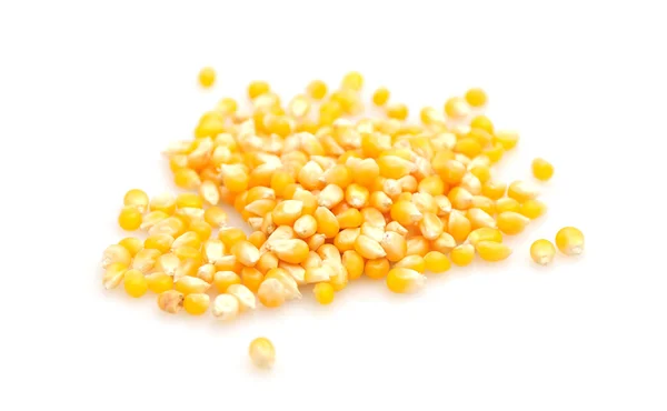 Семена попкорна на белом — стоковое фото
