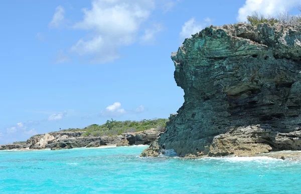 Doğal tropikal ortamda kayalık plaj — Stok fotoğraf