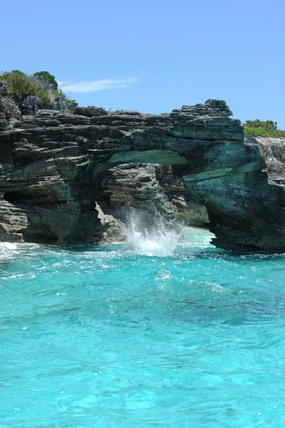 Água azul e rochas em cenário tropical cênico — Fotografia de Stock