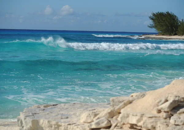 Hermosa agua azul cristalina y olas salpicando —  Fotos de Stock