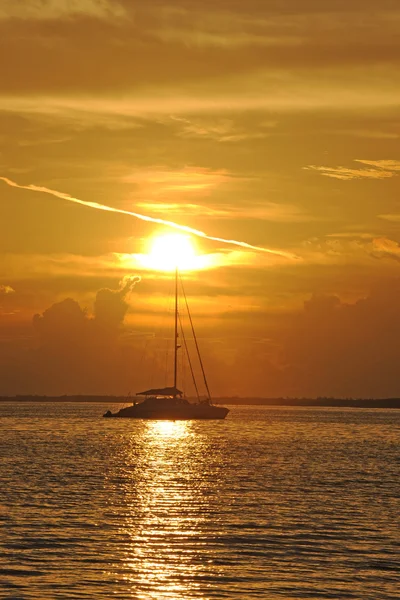 Barca a vela in oceano con tramonto — Foto Stock