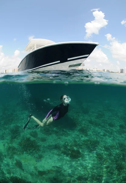 Adatto giovane donna che fa snorkeling sott'acqua — Foto Stock