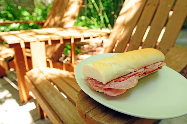 Sanduíche delicioso de presunto e salame submarino — Fotografia de Stock