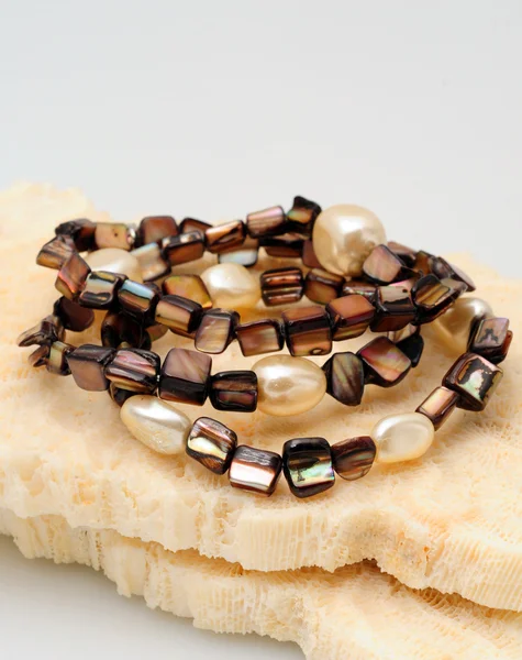 Perles brunes et bracelets de perles — Photo