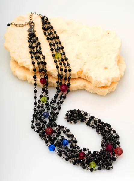 Красивое разноцветное модное ожерелье — стоковое фото