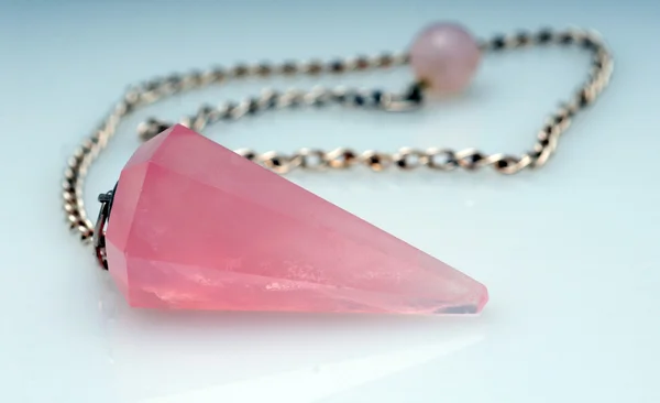 Rose quartz new age pendulum — Zdjęcie stockowe