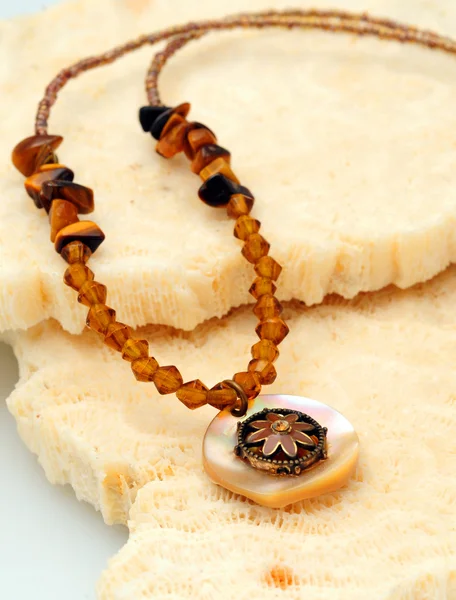 Цветочное ожерелье из бусин — стоковое фото