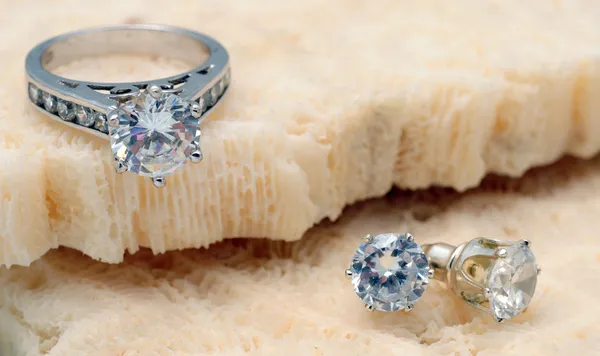 ダイヤモンドの婚約指輪とダイヤモンドのイヤリング — ストック写真