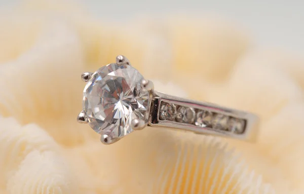 Anel de noivado diamante — Fotografia de Stock