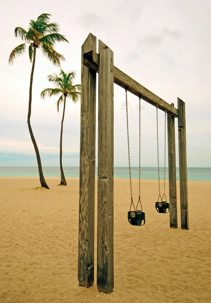 Swing situado en un parque en la playa — Foto de Stock