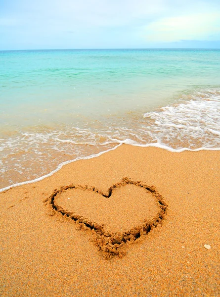 Coeur dessiné dans le sable — Photo
