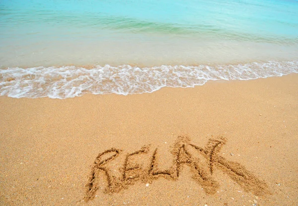 Relax scritto nella sabbia — Foto Stock