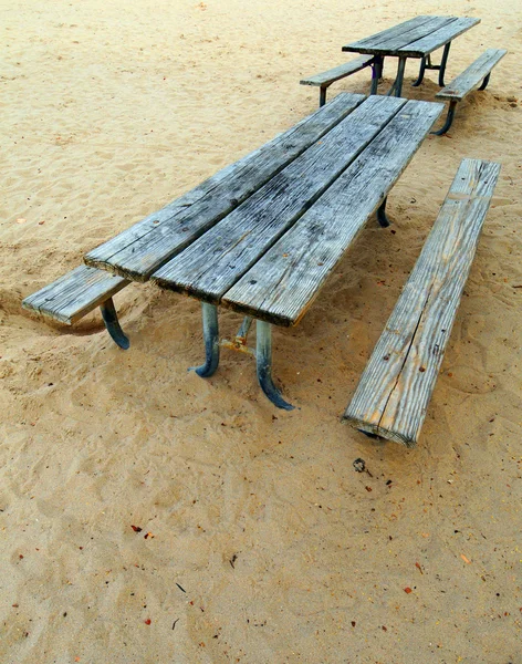 Dwie ławki piknik — Zdjęcie stockowe