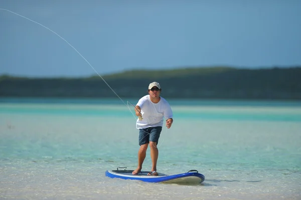 Pesca e paddleboarding — Fotografia de Stock