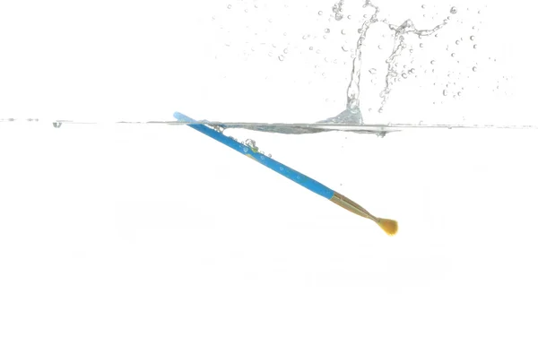 Pinsel macht Spritzer im Wasser — Stockfoto