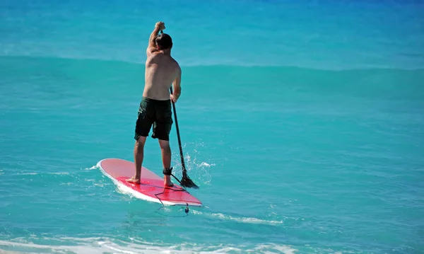 Man paddling out on paddle board — Stock Photo, Image