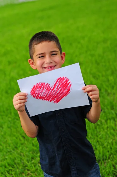 Νεαρό αγόρι που κατέχουν σχέδιο καρδιά — Φωτογραφία Αρχείου
