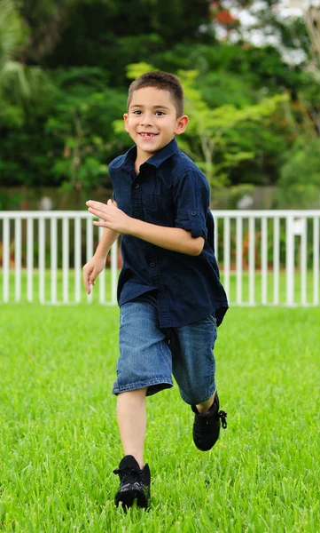 Rapaz feliz correndo — Fotografia de Stock