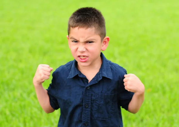Сердитый мальчик — стоковое фото