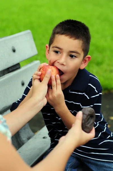 Child eating healthy — Stock Photo, Image