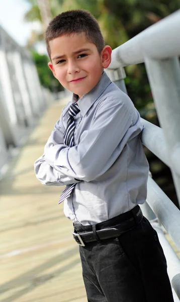 Νεαρό αγόρι στο κοστούμι με τα χέρια σταυρωμένα — Φωτογραφία Αρχείου