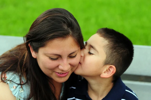 Son kysser mamma på kinden — Stockfoto