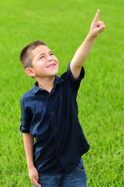 Barnet pekar mot himlen — Stockfoto