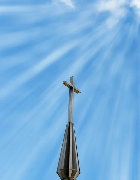 Raios solares brilhando na cruz — Fotografia de Stock