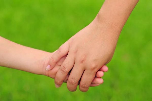 Mãe de mãos dadas com criança — Fotografia de Stock