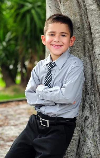 Glücklicher kleiner Junge in Businesskleidung — Stockfoto