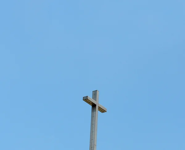 Крест против голубого неба — стоковое фото