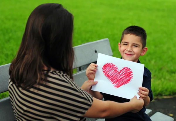 Son giving mom heart drawing — Stock Photo, Image