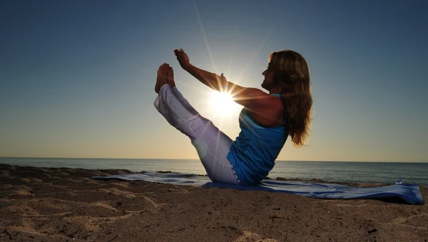 Volledige boot yoga pose op strand — Stockfoto