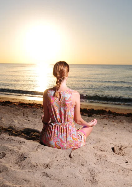 Donna che medita all'alba — Foto Stock