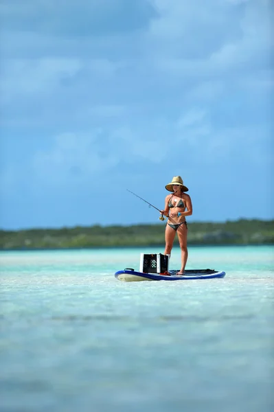 在风景秀丽的目的地捕鱼的女人 — 图库照片
