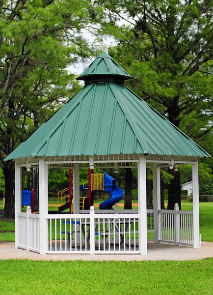 Lusthus i parken — Stockfoto