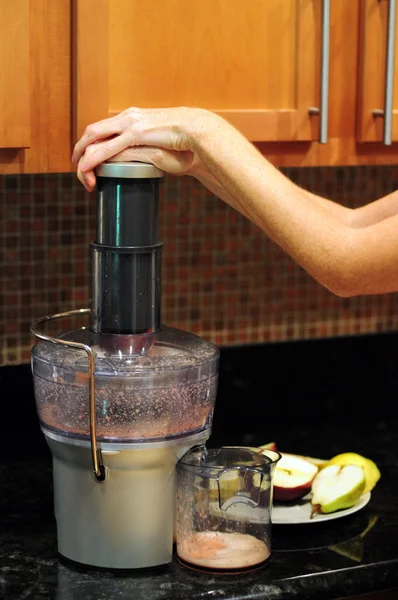 Juicing with juicer — Stock Photo, Image