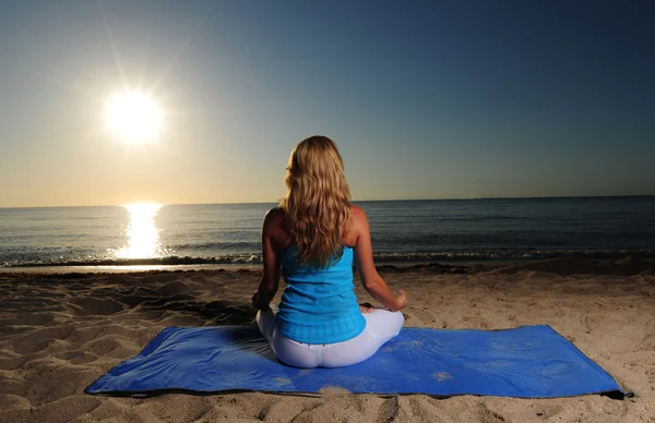 Meditar en la playa con salida del sol — Foto de Stock