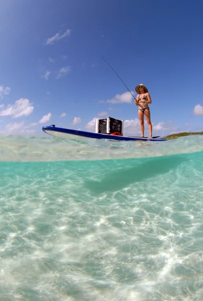 Güzel bir kadın Paddle kurulu Balık tutma — Stok fotoğraf