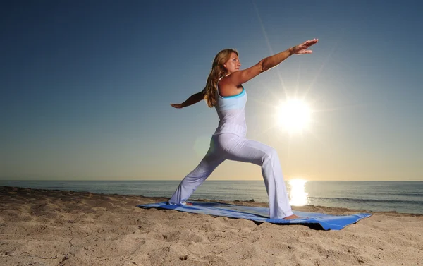 Vrouw in warrior pose ii yoga pose — Stockfoto